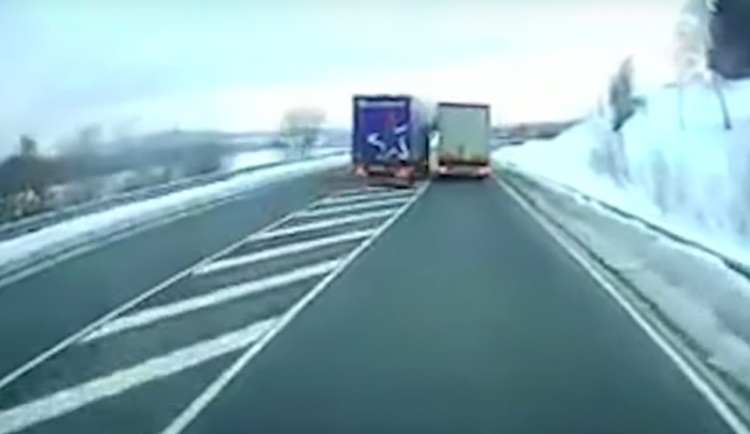 Český řidič, jenž v Německu riskantně předjížděl, dostal vězení.