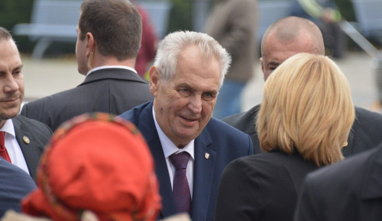 Rodičovský příspěvek od ledna vzroste, novelu podepsal Zeman