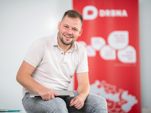 Je jednoduché nadávat na sociálních sítích, říká šéfredaktor Drbna.cz Michael Daněk