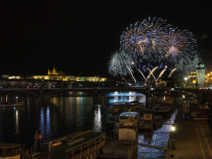 Lidé oslaví konec roku na náměstích, na horách či v divadle