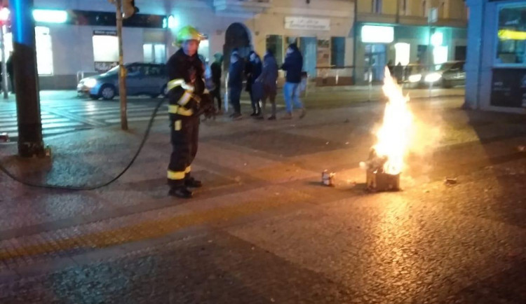 Oslavy silvestra byly spíš klidné, zranění jsou od pyrotechniky.