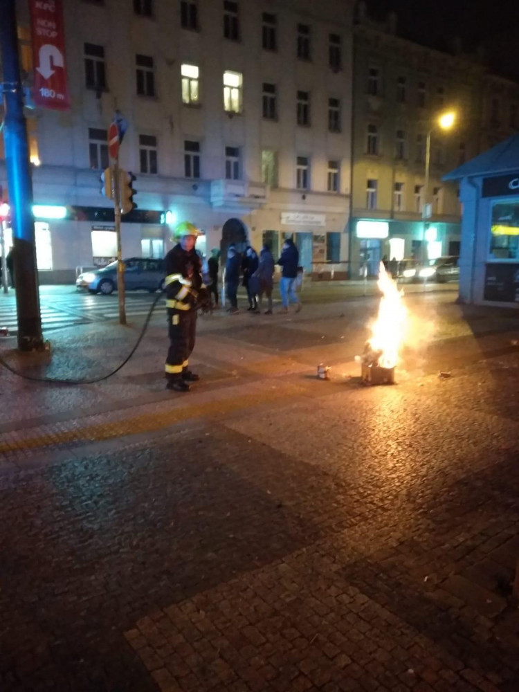 Oslavy silvestra byly spíš klidné, zranění jsou od pyrotechniky.