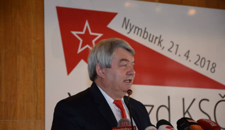 Předseda komunistů Filip oslaví pětašedesátiny.