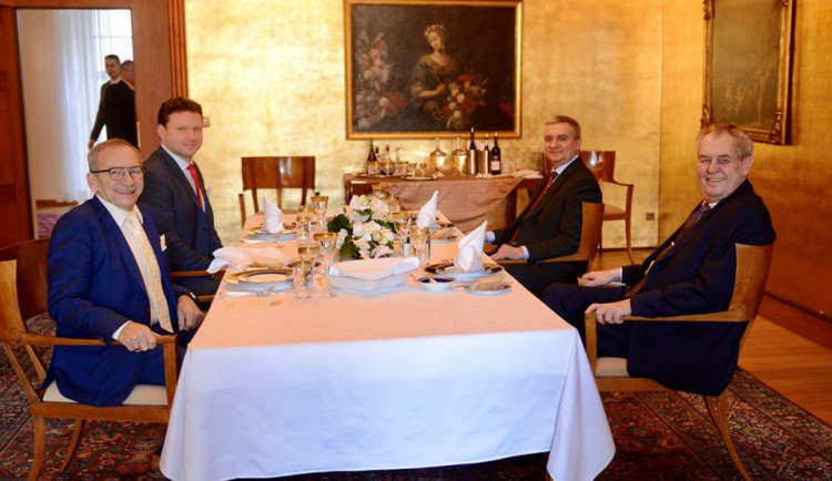 Vondráček dal Zemanovi palírnu, Kubera mu dal nůž a dostal holí.