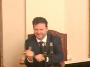 VIDEO: Další Vondráčkovo faux pas. Šéf Sněmovny zvedl před jednáním na kolegy prostředníček