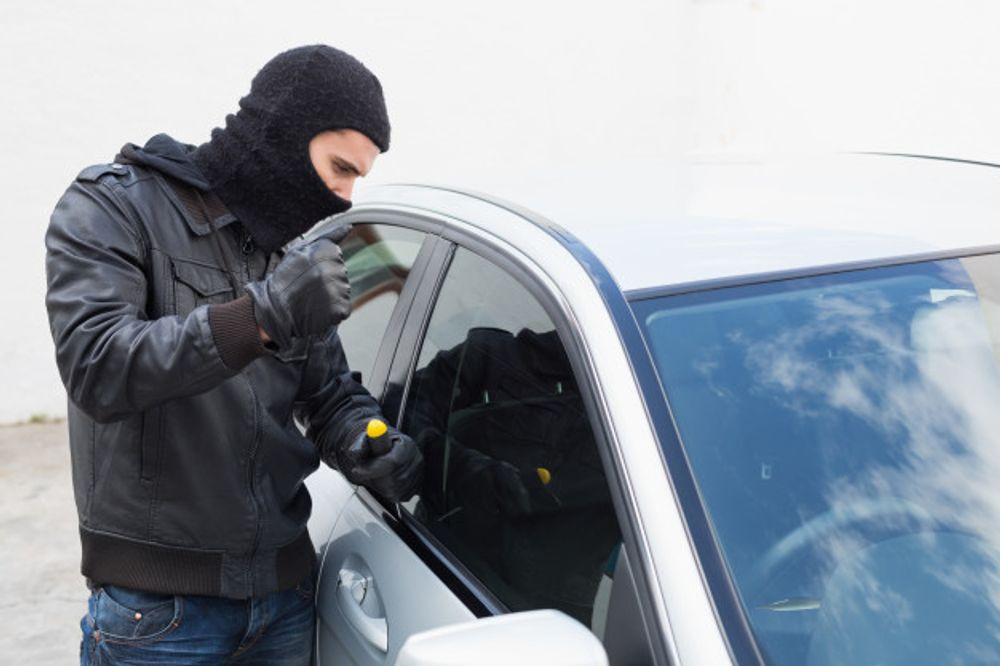 size4-1580052283069-207-size4-15510383443796-124-size4-15496177214869-124-thief-breaking-into-car-13339-279366