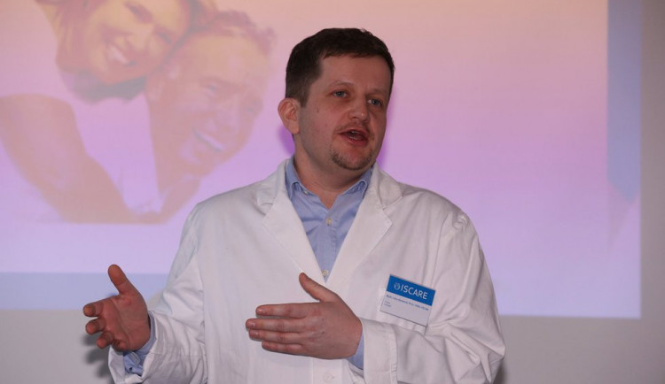 Díky penilnímu implantátu přichází erekce na přání, říká androlog Libor Zámečník.