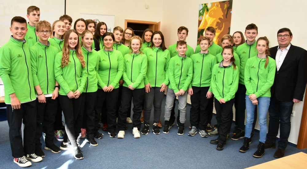 Hejtmanka Stráská a její náměstek Hroch gratulovali mladým sportovcům k zisku 34 cenných kovů ze zimní olympiády