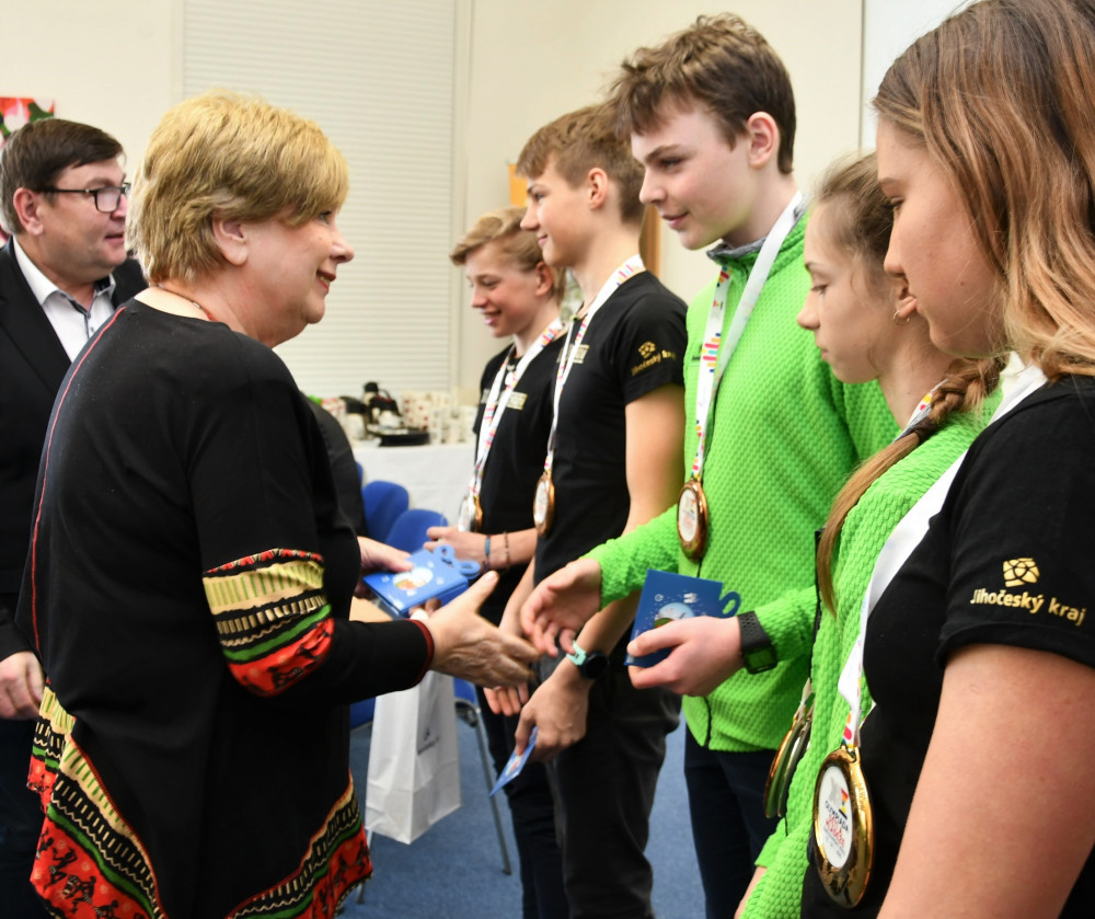 Hejtmanka Stráská a její náměstek Hroch gratulovali mladým sportovcům k zisku 34 cenných kovů ze zimní olympiády
