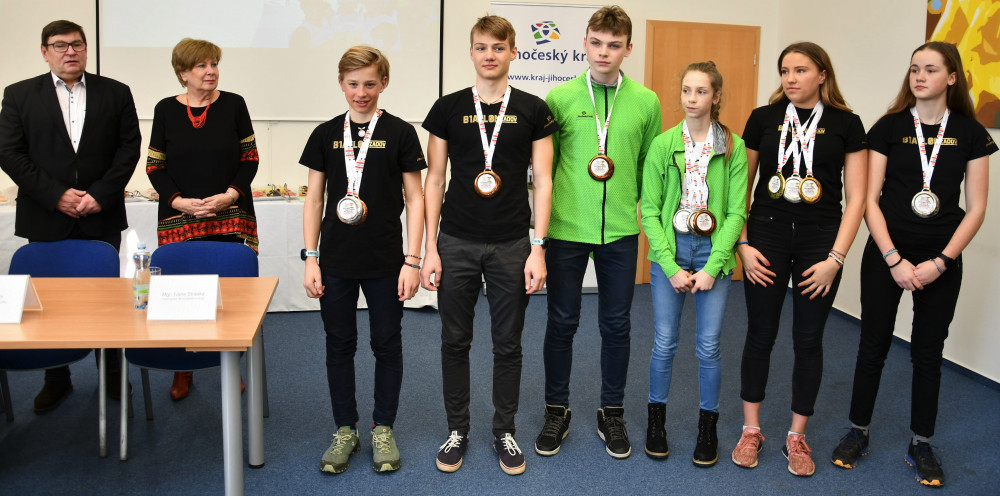 Hejtmanka Stráská a její náměstek Hroch gratulovali mladým sportovcům k zisku 34 cenných kovů ze zimní olympiády