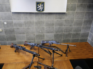 Policie obvinila trojici mužů, kteří měli u sebe arzenál zbraní.