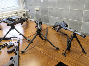 Policie obvinila trojici mužů, kteří měli u sebe arzenál zbraní.