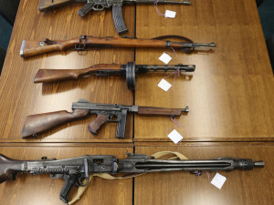 Policie obvinila trojici mužů, kteří měli u sebe arzenál zbraní.