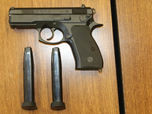 Policie obvinila trojici mužů, kteří měli u sebe arzenál zbraní.