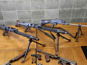 Policie obvinila trojici mužů, kteří měli u sebe arzenál zbraní.