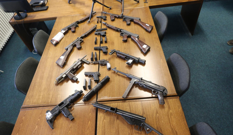 Policie obvinila trojici mužů, kteří měli u sebe arzenál zbraní.