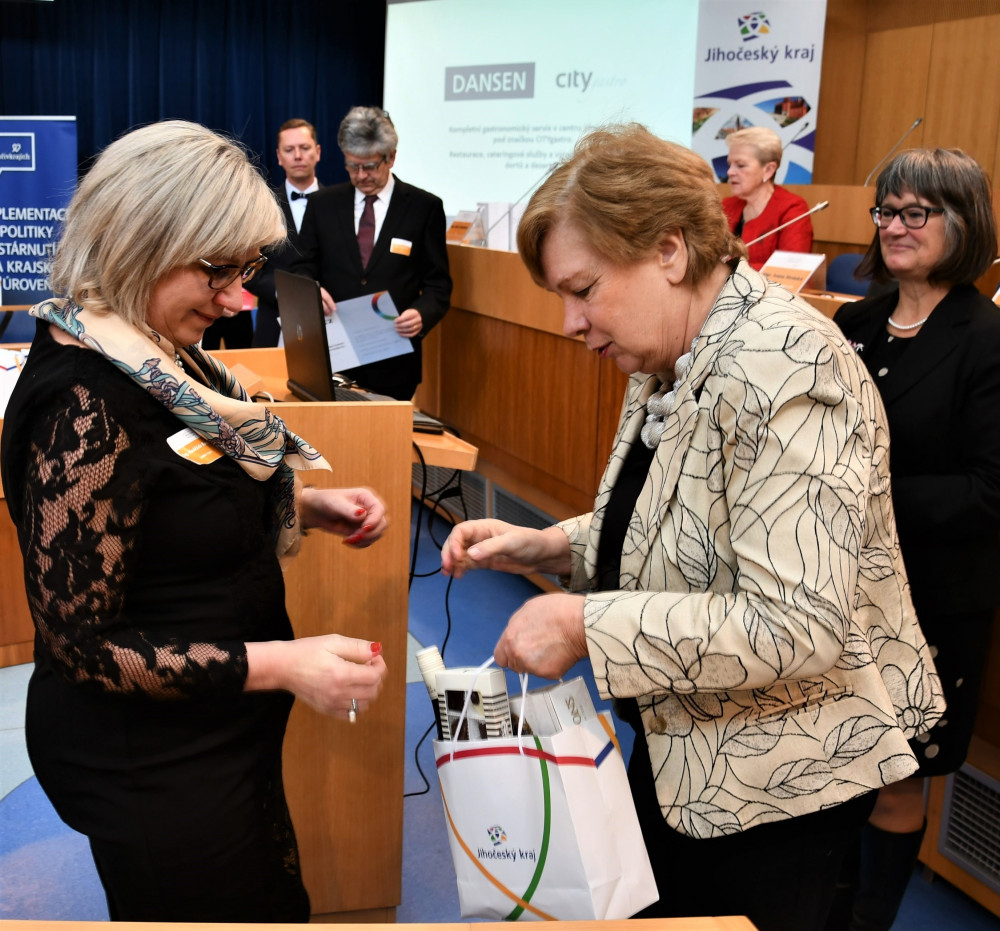 Vítězi I. ročníku soutěže pro firmy, které zohledňují zaměstnávání lidí ve věku 55+, jsou Centrum sociálních služeb Emausy, Dansen a Rohde & Schwarz