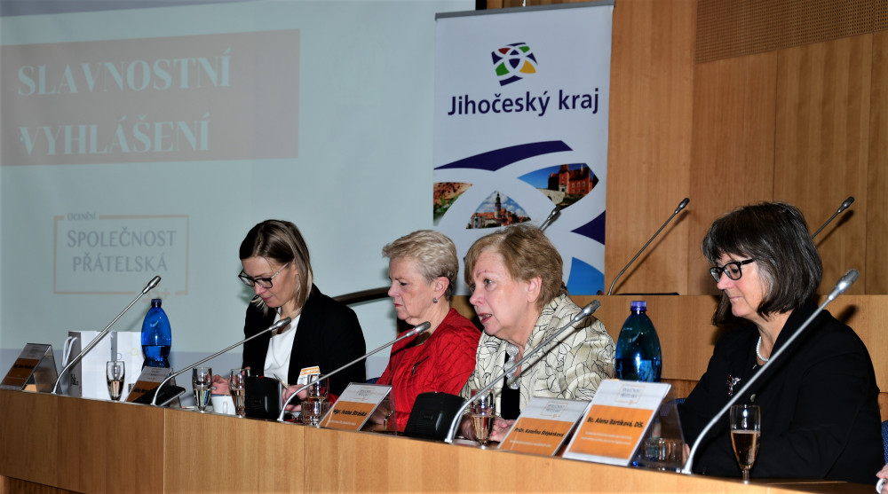 Vítězi I. ročníku soutěže pro firmy, které zohledňují zaměstnávání lidí ve věku 55+, jsou Centrum sociálních služeb Emausy, Dansen a Rohde & Schwarz