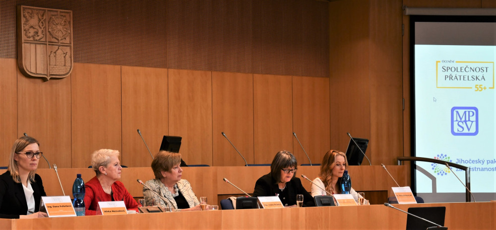 Vítězi I. ročníku soutěže pro firmy, které zohledňují zaměstnávání lidí ve věku 55+, jsou Centrum sociálních služeb Emausy, Dansen a Rohde & Schwarz