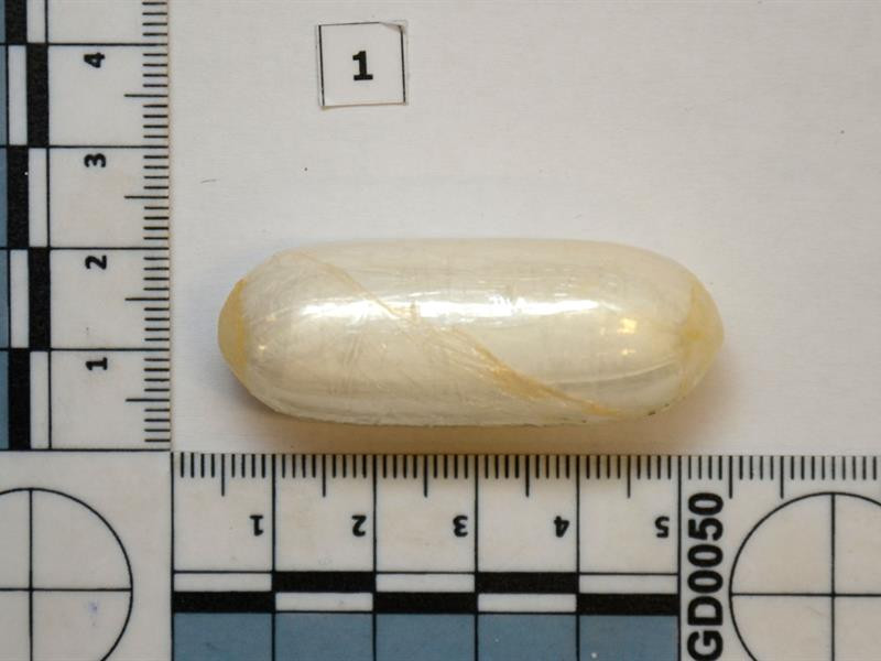 Celníci zadrželi Nigerijce, který pašoval ve svém těle kokain za sedm milionů.