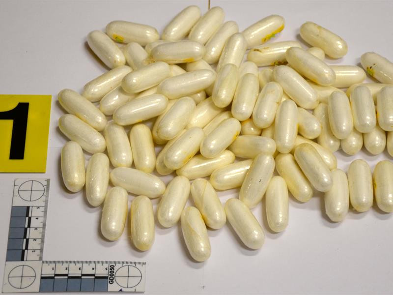 Celníci zadrželi Nigerijce, který pašoval ve svém těle kokain za sedm milionů.