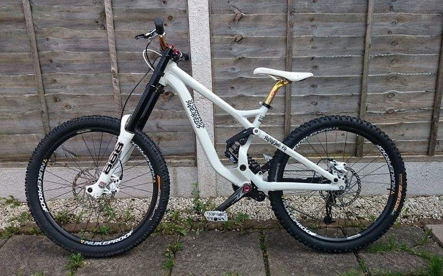 Sjezdový speciál značky COMMENCAL SUPREME FR V3