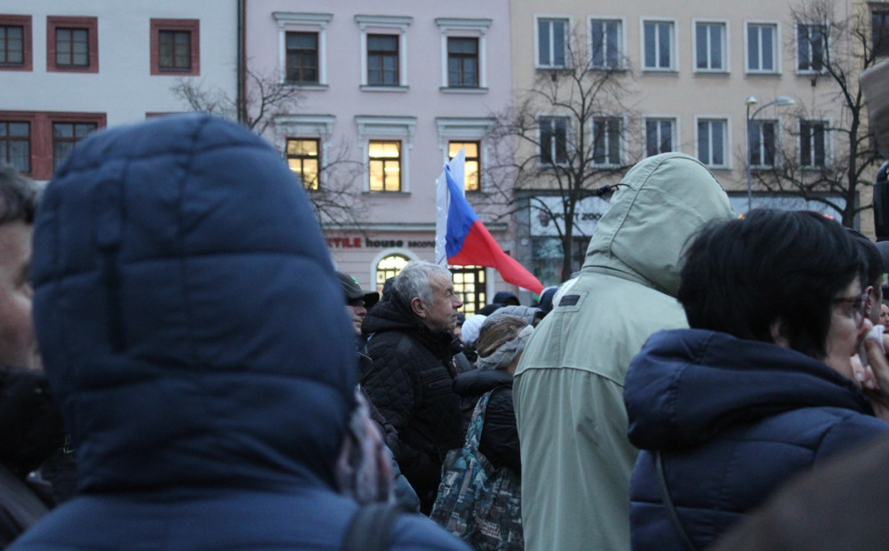 Stovky lidí přišly na Masarykovo náměstí. Mluvilo se o uprchlících i kůrovci