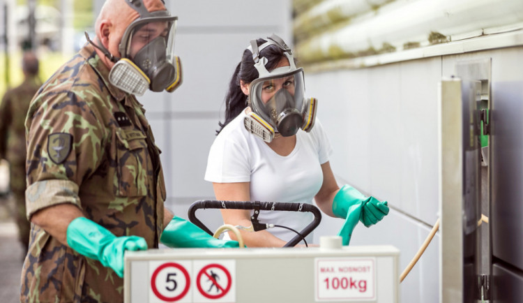 Vláda vyhlásila nouzový stav. Zakazují se akce nad třicet osob i návštěvy restaurací ve večerních hodinách