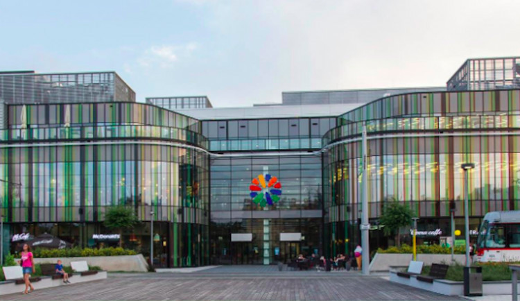 Olomoucká nákupní centra zavírají prodejny. Potraviny, léky a další potřeby si lze nadále koupit