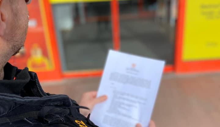 Policisté kontrolují uzavřené obchody. Za porušení nařízení hrozí vysoké pokuty.