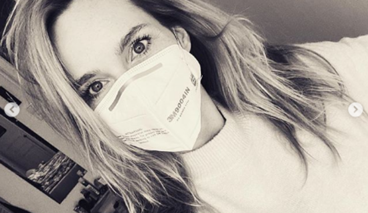 Rouška není hanba! Do výzvy se zapojují i české celebrity.