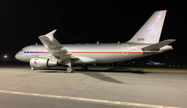 Na kbelské letiště přistálo letadlo s rychlotesty na koronavirus