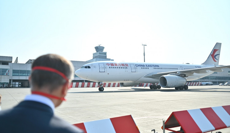 Do Česka dorazila z Číny dodávka 1,1 milionu respirátorů