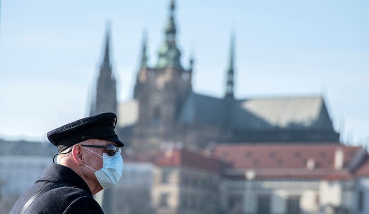 Lidí s koronavirem v Česku přibylo na 1120, přísná karanténa povolí asi po Velikonocích