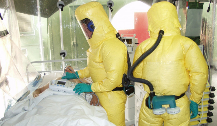 Nový koronavirus má v Česku první oběť