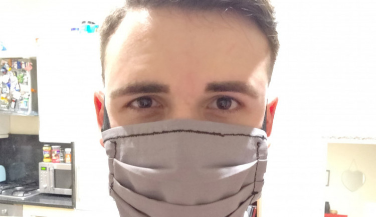 Přístup státu je laxní. Lidé panicky vykupují obchody, popisuje situaci Čech žijící v Londýně