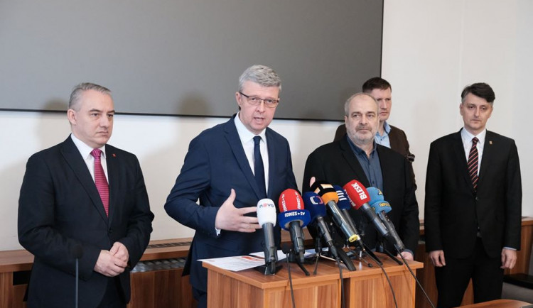 Vláda pozastavila EET, promine zálohy na daň a pokuty