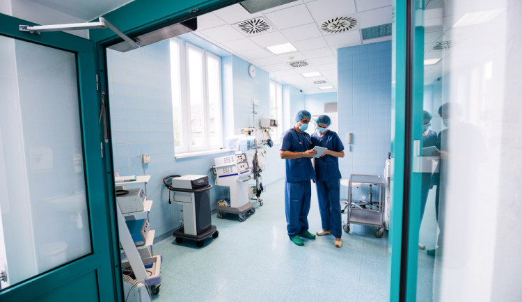 size4-15850812144597-241-v-praze-dnes-zemrela-zena-s-koronavirem-nakazila-se-v-rodine