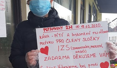 Šijí roušky a občerstvují záchranáře. Vietnamci v Česku se zapojili do boje s novým koronavirem