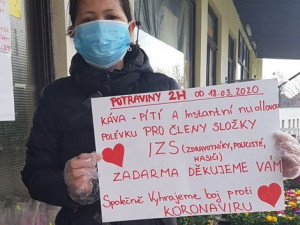 Šijí roušky a občerstvují záchranáře. Vietnamci v Česku se zapojili do boje s novým koronavirem