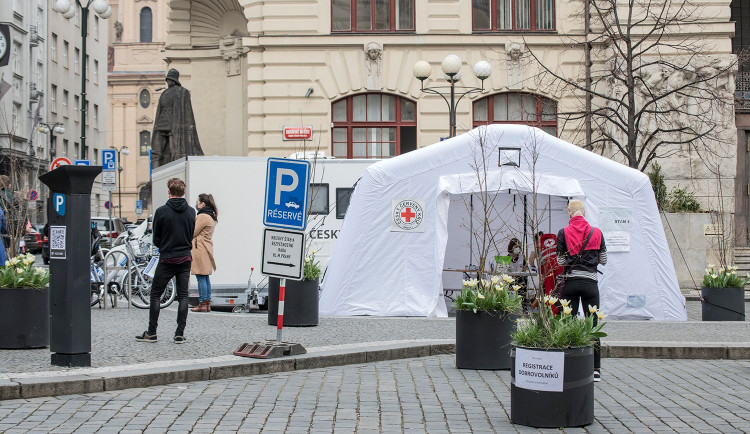 Odbory žádají politiky, aby neobviňovali z šíření nákazy personál