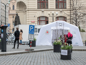 Odbory žádají politiky, aby neobviňovali z šíření nákazy personál