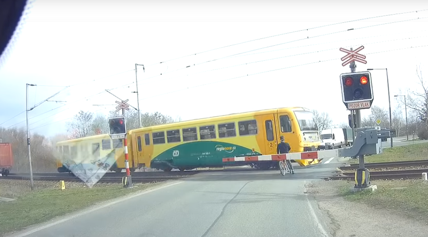 Cyklista z přejezdu v Hradci Králové se sám přiznal na policii. Dostal pokutu 2,5 tisíce korun