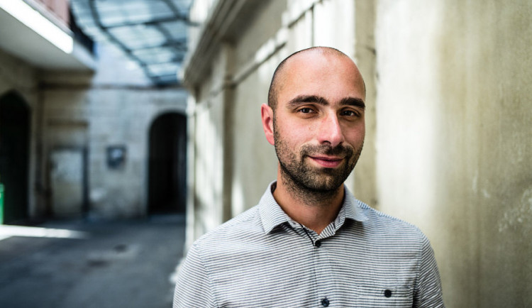 Pohled veřejnosti na Romy se mění. Situace je ale složitá všude ve světě, říká fotograf Lukáš Houdek.