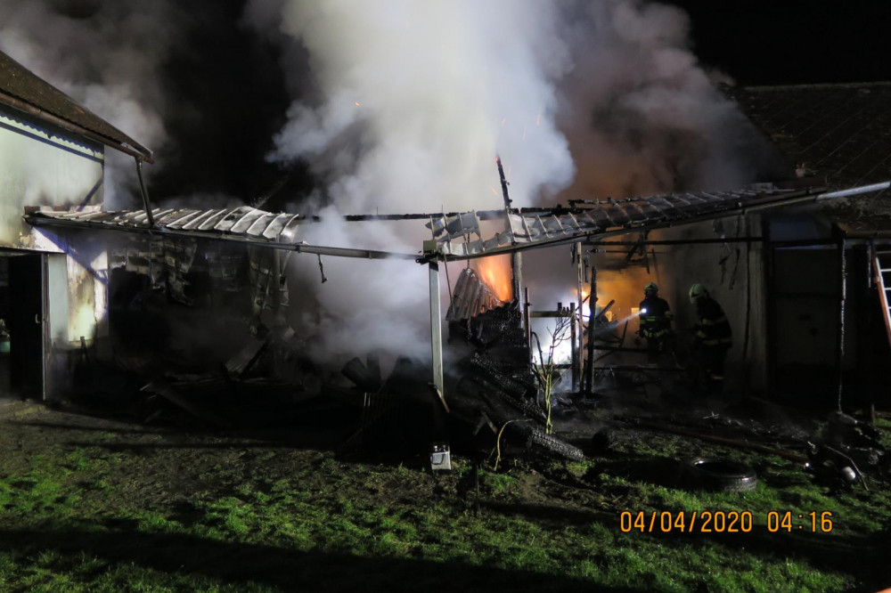 FOTO/VIDEO: Požár hospodářského stavení způsobil škodu přes půl milionu