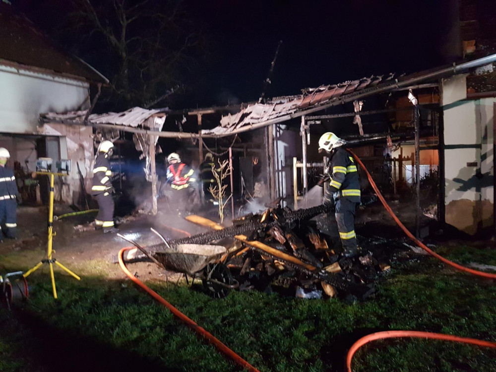 FOTO/VIDEO: Požár hospodářského stavení způsobil škodu přes půl milionu