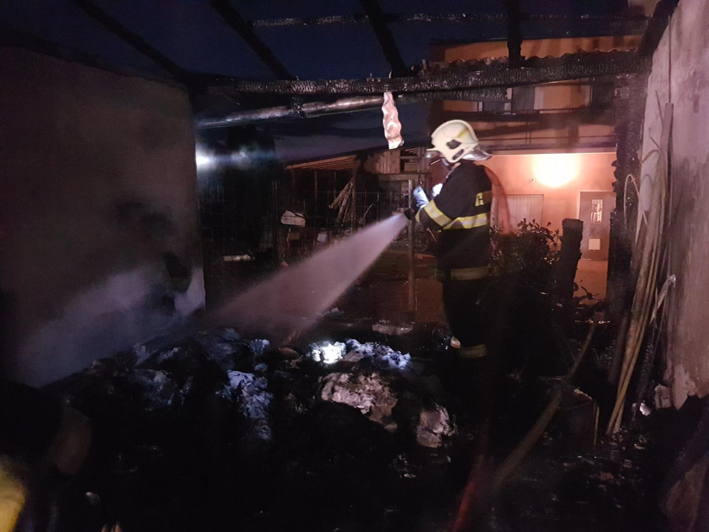 FOTO/VIDEO: Požár hospodářského stavení způsobil škodu přes půl milionu