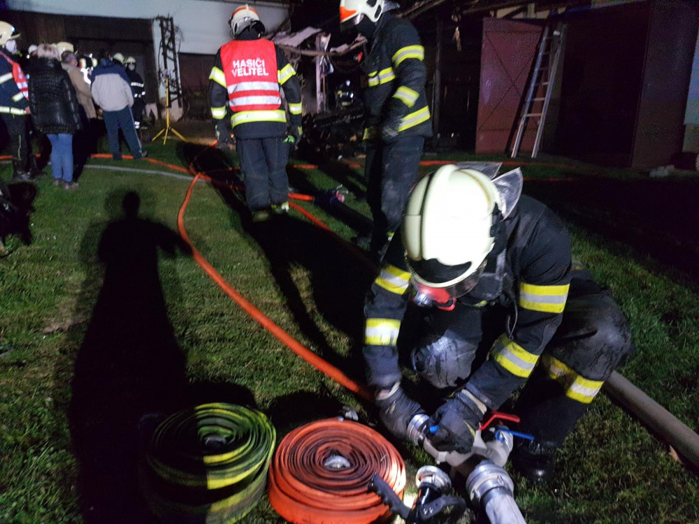 FOTO/VIDEO: Požár hospodářského stavení způsobil škodu přes půl milionu