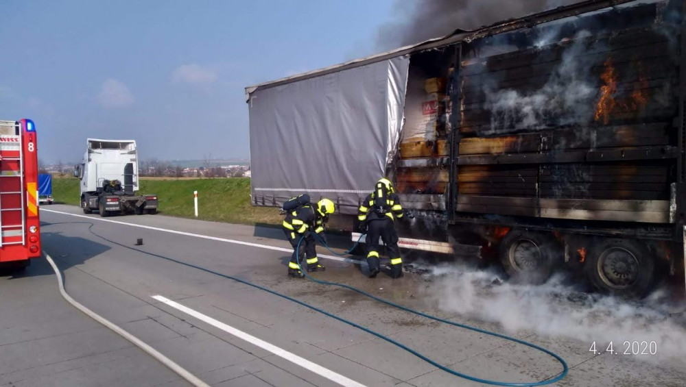 FOTO, VIDEO: Požár kamionu zastavil provoz na hlavním tahu k letišti