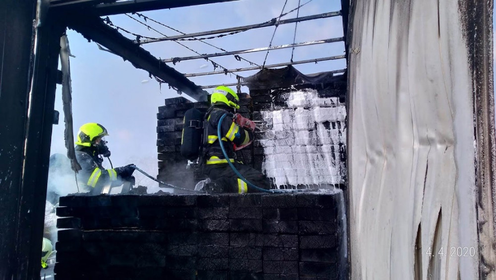 FOTO, VIDEO: Požár kamionu zastavil provoz na hlavním tahu k letišti